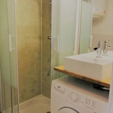 Climatise 800 M De La Et Des Commerces Apartman *